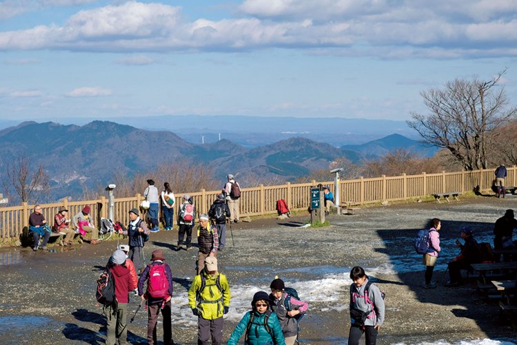 御幸ヶ原から北方面の眺望。かつては筑波山脈ともいわれた加波山（かばさん）や足尾山（あしおさん）がある。