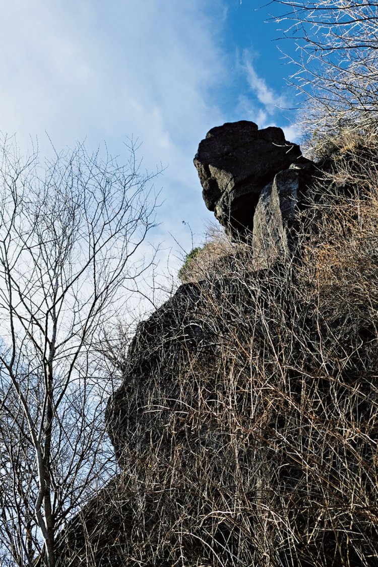 女体山から下ってくると大仏岩が頭上に見える。高さが15mほど。