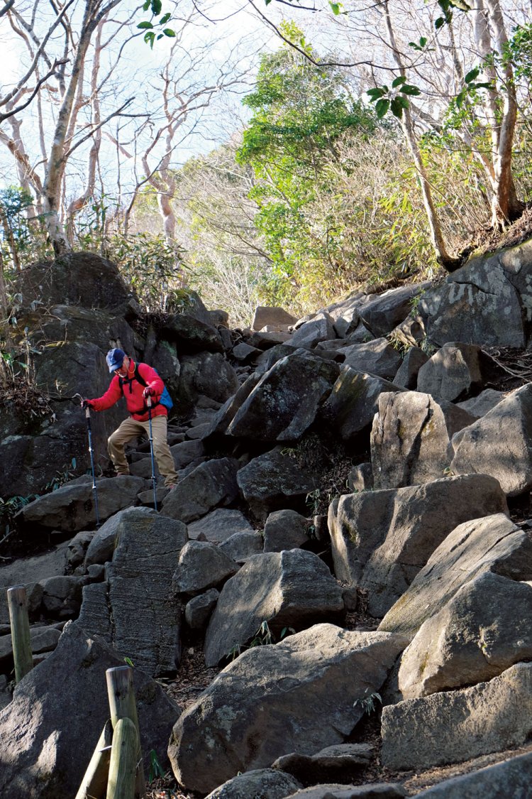 女体山からの下りは岩場が多く危険なので下山は要注意だ。北斗岩手前の岩場。