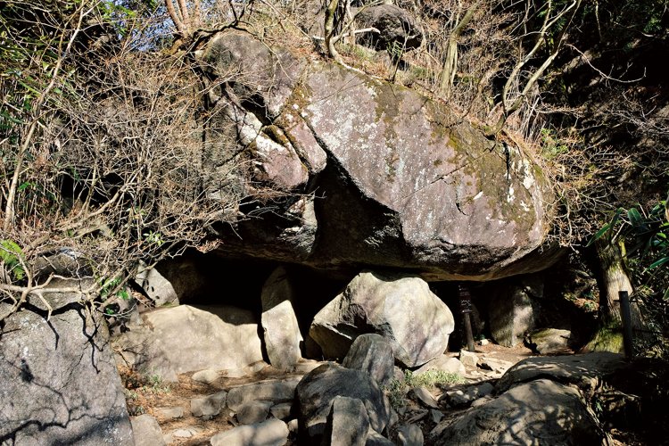 母の胎内くぐり。岩の中をくぐり抜けることで生まれた姿に立ち返るとか。ほかにも奇岩がいろいろある。