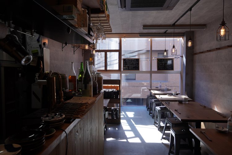 2階はテーブル席。たっぷりの日差しがやさしい空間を作っている。