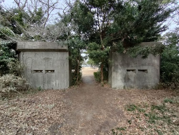 監的塀の表面。小窓は銃口の役目であったという。ということは機銃を4門テストできたのか？