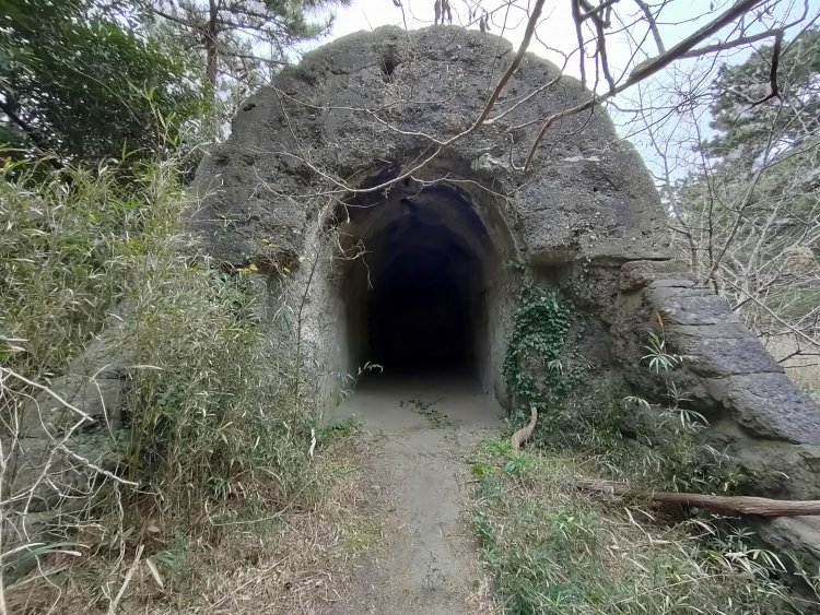 寄ってみる。かなり分厚いコンクリートが凸凹しているのは銃痕だろうか。穴があいている箇所も見受けられる。