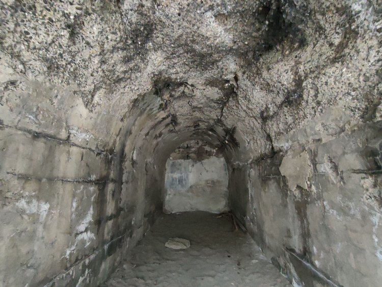 では入ってみよう。足元がふかふかだ。砂が敷き詰められていた。7～8m先で行き止まり(閉塞)になっている。