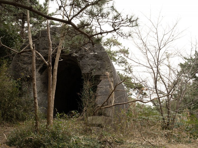 蒲鉾状のフォルムで炭鉱の坑道入り口とも思えてきた。