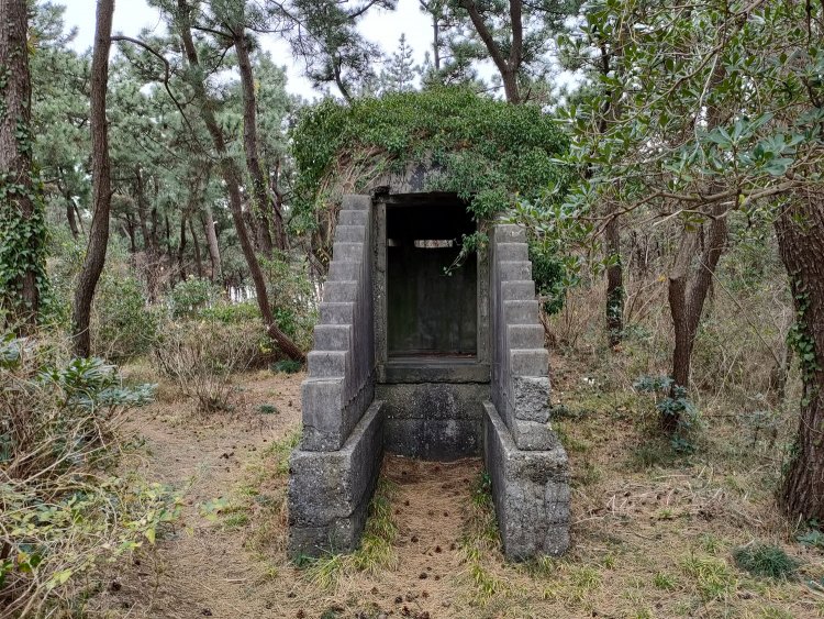 監的所に近づく。古い寺院のような雰囲気が漂っており古代遺跡かと思えてしまう。前回のものよりも背高に感じるのは土に埋もれていないからだろう。