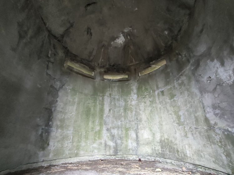 ヨッこらしょっと這い上がって内部を覗く。狭い空間は前回のものと同じだ。