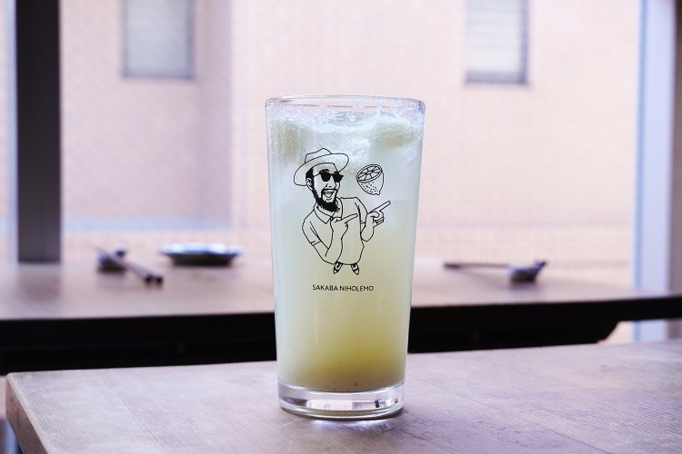 ニホレモ特製グラスに入った「本気（マジ）レモンサワー」600円