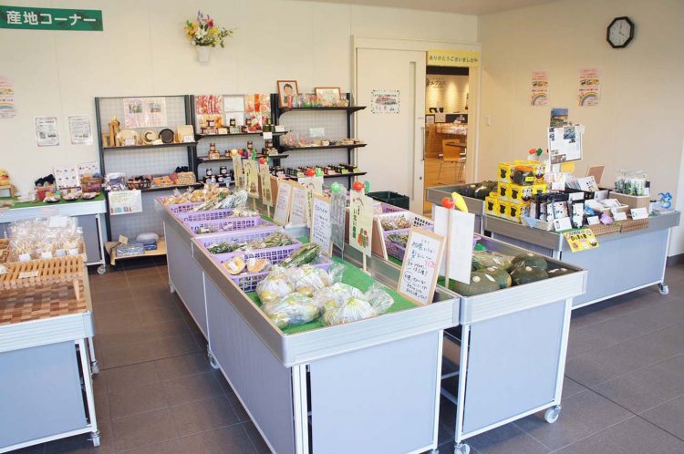産地コーナーでは新鮮な農産物も扱っているので、地元の人がよく利用している。