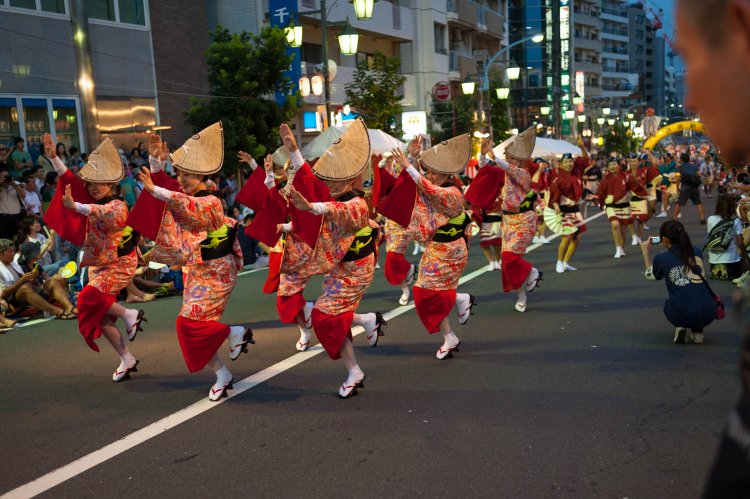 高円寺阿波踊り。中央演舞場（JR高円寺駅前）にて。