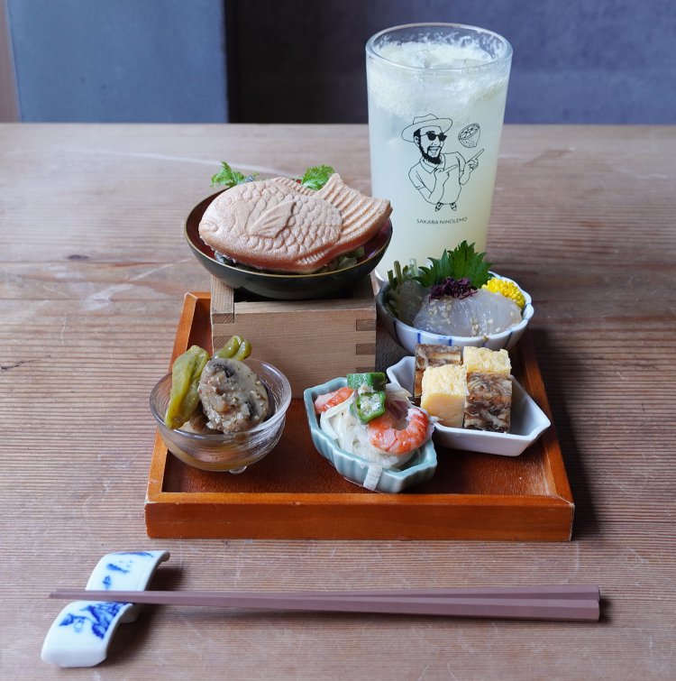 酒とともに楽しみたいおかみのおばんざい盛り合わせ1380円。