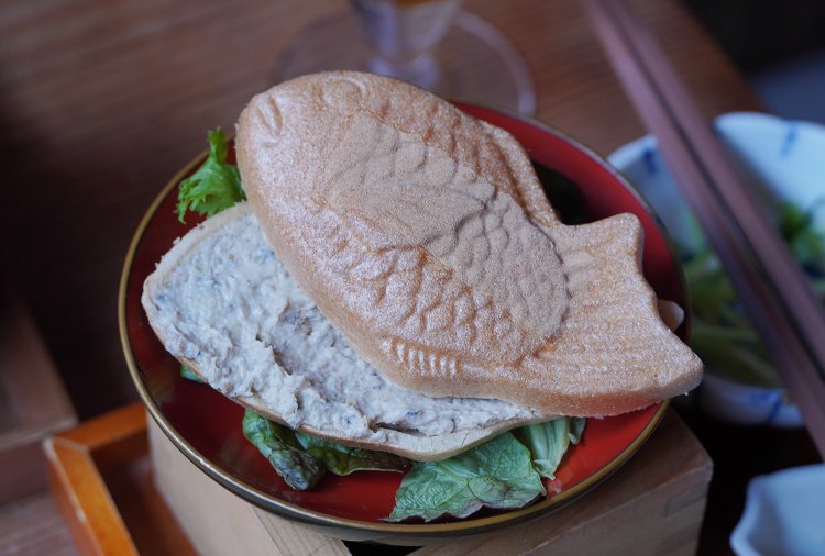 気になる鯛焼きモナカの中身は、イワシとクリームチーズのリエット。中身は日替わりだ。