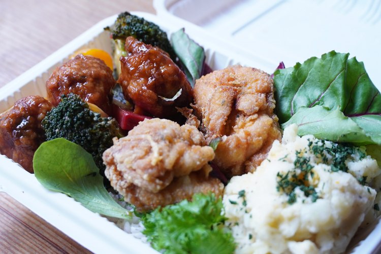 ご飯はおかずの下にたっぷり入っている。ご飯の大盛りは無料。