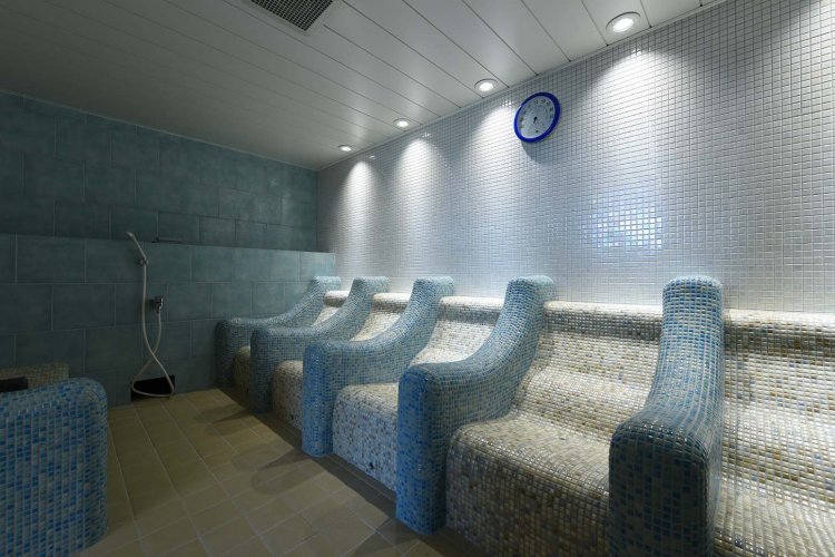 温かな霧状の水分が体を包み込み、肌や喉にもやさしい低温サウナ。