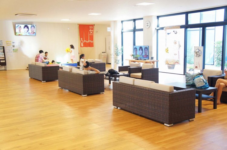 大浴場を出たところに休憩コーナーがあるので、待ち合わせやひと休みするならここで。