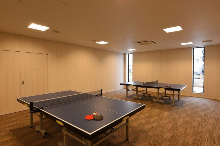 卓球で遊ぶ場合は、受付でラケットとピンポン玉の貸出をしている。