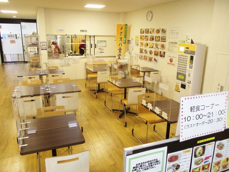 メグスパ食堂は10時～21時の営業。昼食も夕食も、そして喫茶もここで味わえる。