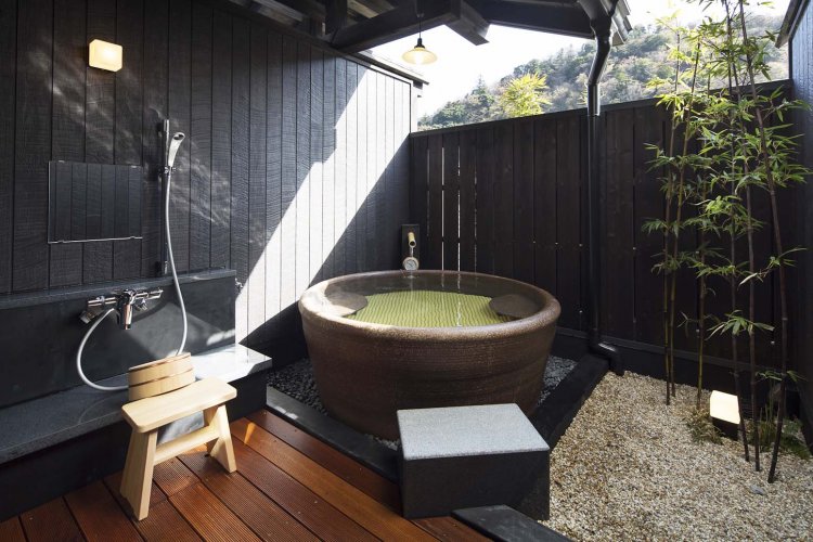 「壱ノ巻 楓」はコンパクトな2人用個室。他の人の目を気にせず、ゆったりとした湯浴みができると好評だ。