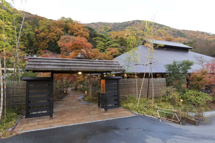 山を背にして立つ建物は、立派な門構えが旅館のような雰囲気を漂わせる。
