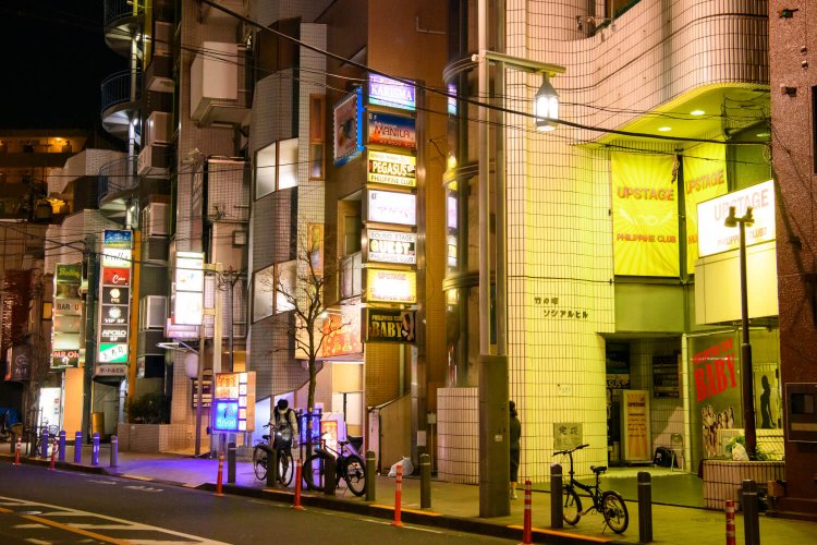 駅のそばに広がるフィリピンパブ街も、コロナ禍でずいぶん静か。