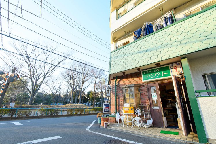 『ニューハングリー（NEW HUNGRY）』。どれも一品 1000円（2人分）。土・日はビュッフェスタイルで食べ放題 1300円。パーティーなどは応相談。