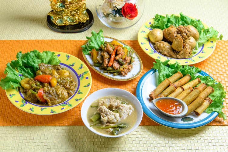 右上から時計回りに、アドボ（Adobo）、ルンピア・シャンハイ（Lumpia Shanghai）、シニガン（Sinigang）、カルデレータ（Kaldereta）、ピナクベット（Pinakbet）。