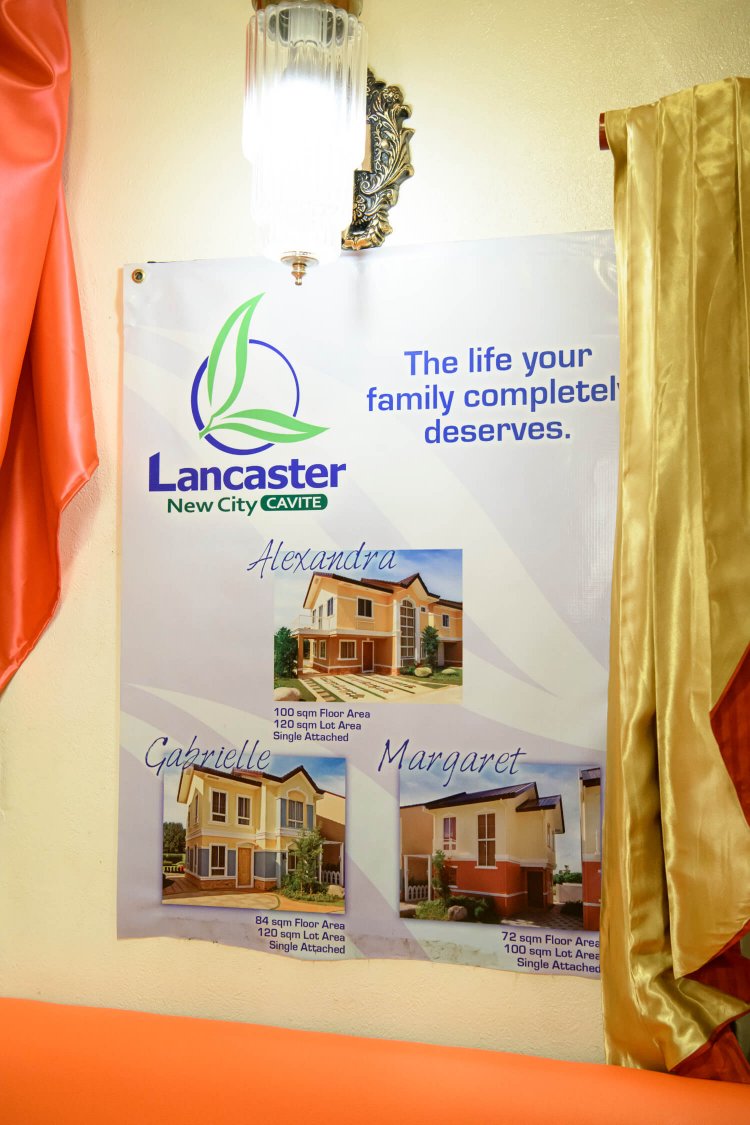 現地の不動産屋のポスター？