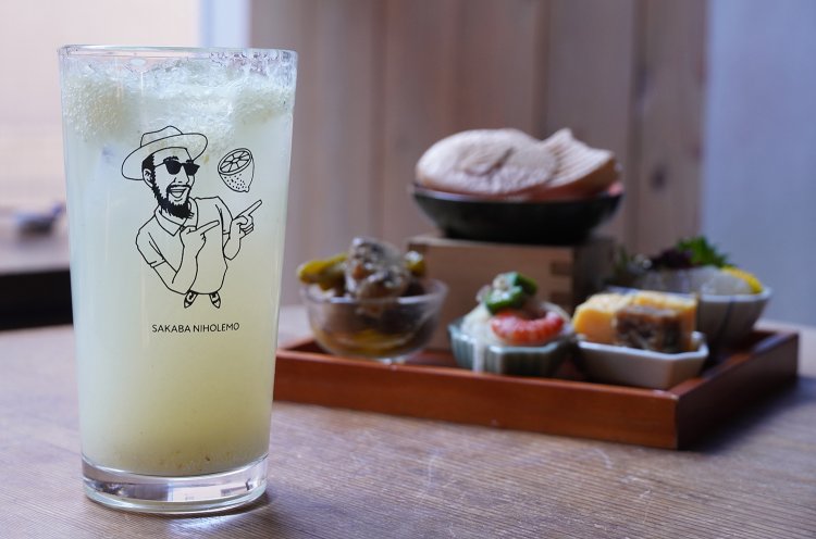 レモンの香りがふわりと漂い、一口飲むときりっと濃いレモンの風味と強めの炭酸がたまらない本気（マジ）レモンサワー600円。