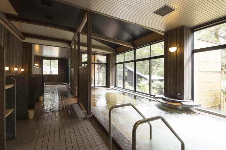 内湯はジャグジー機能付き。洗い場は一人ずつに仕切られているので使いやすい。