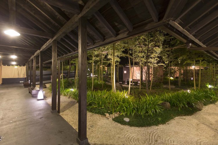 館内の移動は中庭を囲む渡り廊下を歩く。