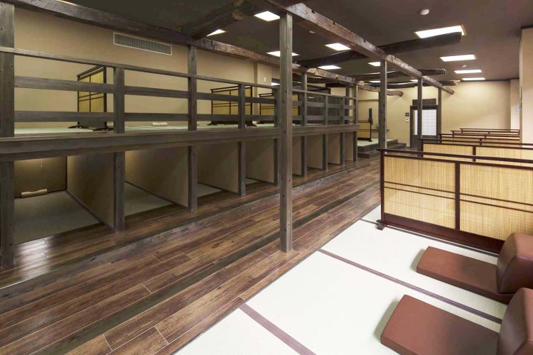 一度に約40人が利用できる休息房。一人でお篭りできるスペースもある。