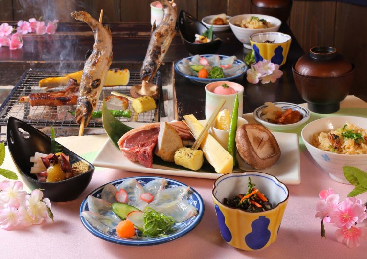 小鉢料理、海の幸、ヤマメ炭火焼、炊き込みご飯などが付く季節替わりの囲炉裏コース4000円～。