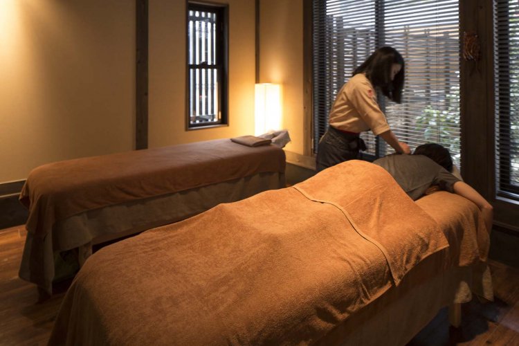 ボディケアを受ければ、温泉との相乗効果で身も心もほぐされる。