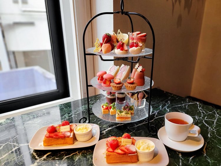 Strawberry Afternoon Tea 〜苺と特製バターホイップのフレンチトースト〜 2時間制 1名平日5200円、土日5500円（利用は2名から・要予約）。