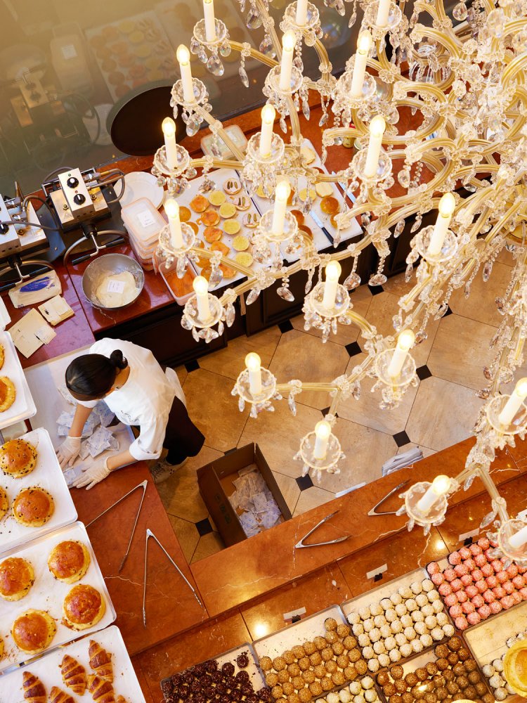 シャンデリアのほか、家具は本国から輸入。