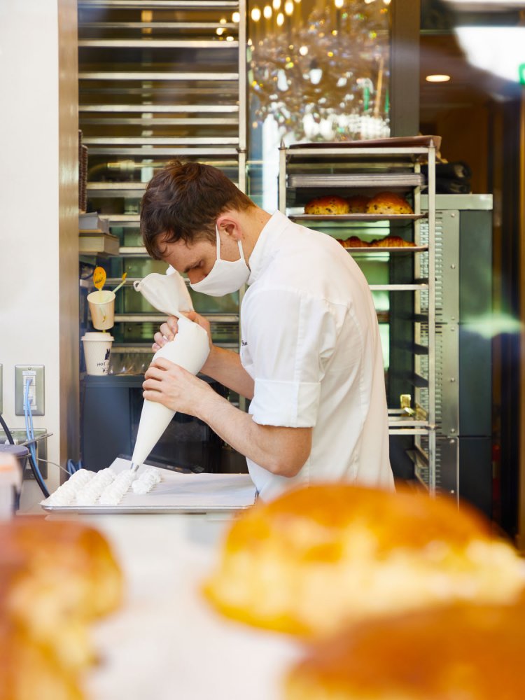 フランス人スタッフも多数在籍。制作風景をガラス越しにのぞけるのも楽しい。