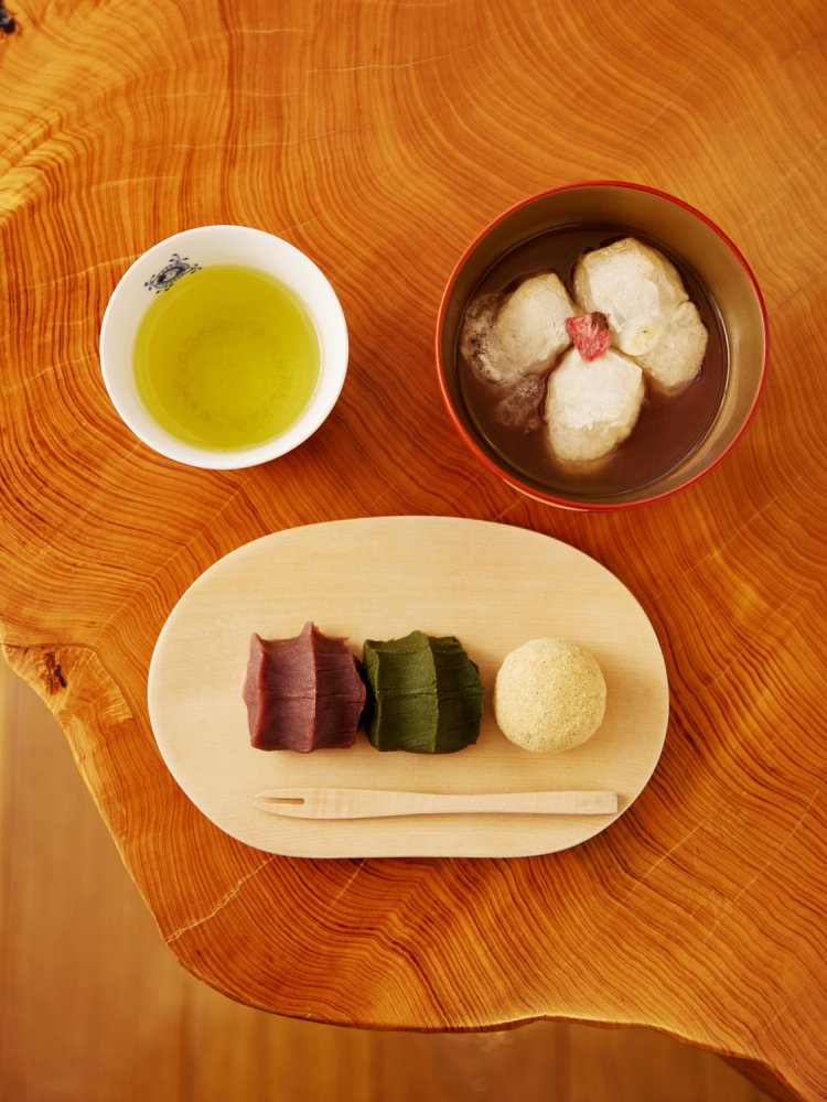 おすすめ3種盛り・伊勢煎茶付き(左からお福餅、抹茶餡お福餅、包み餅きな粉)750円。お汁粉750円。皮を除いたさっぱり味のこし餡はくせになる。お福餠と同様のこし餡を使用したお汁粉も、上品かつまろやか。