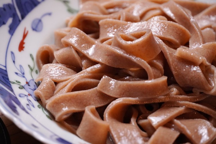 一般的な小麦粉のうどんとは色がまったく違う。