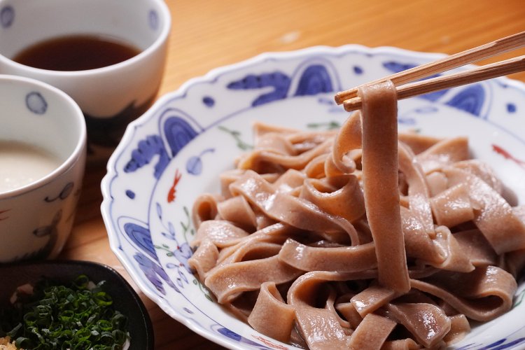 1.5cm以上もありそうな幅広麺。粗挽きの小麦なので、よく見ると粒が見える。