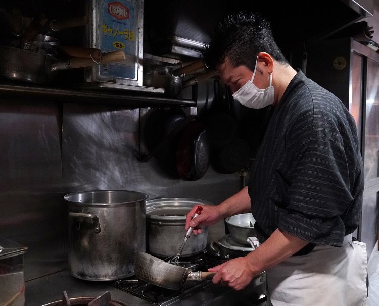 店主の近藤さんは、利酒師の資格も持つ。