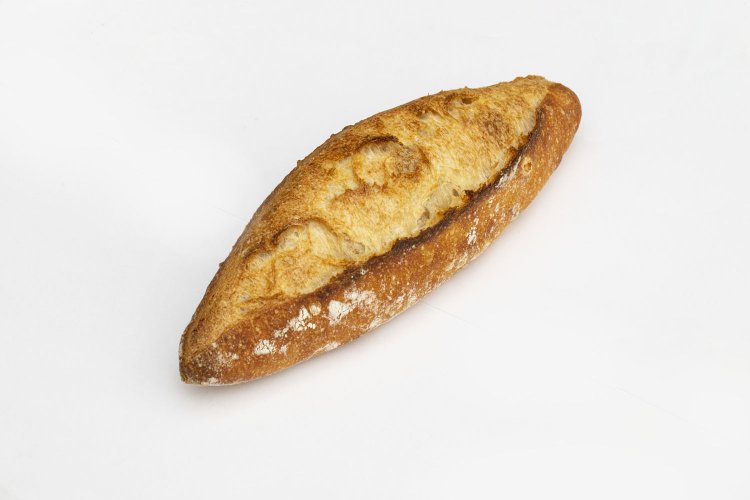 プチバゲット220円。皮がカリッと焼けるように、丸ごとトースターに入るサイズに。