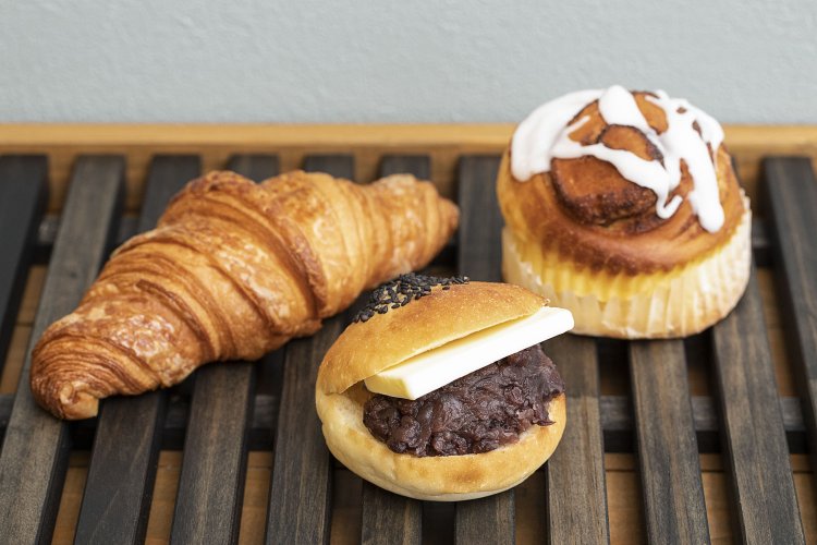 クロワッサン302円。シナモンロール356円。あんバター302円。ほっくりと炊き上げた粒あんが絶妙。