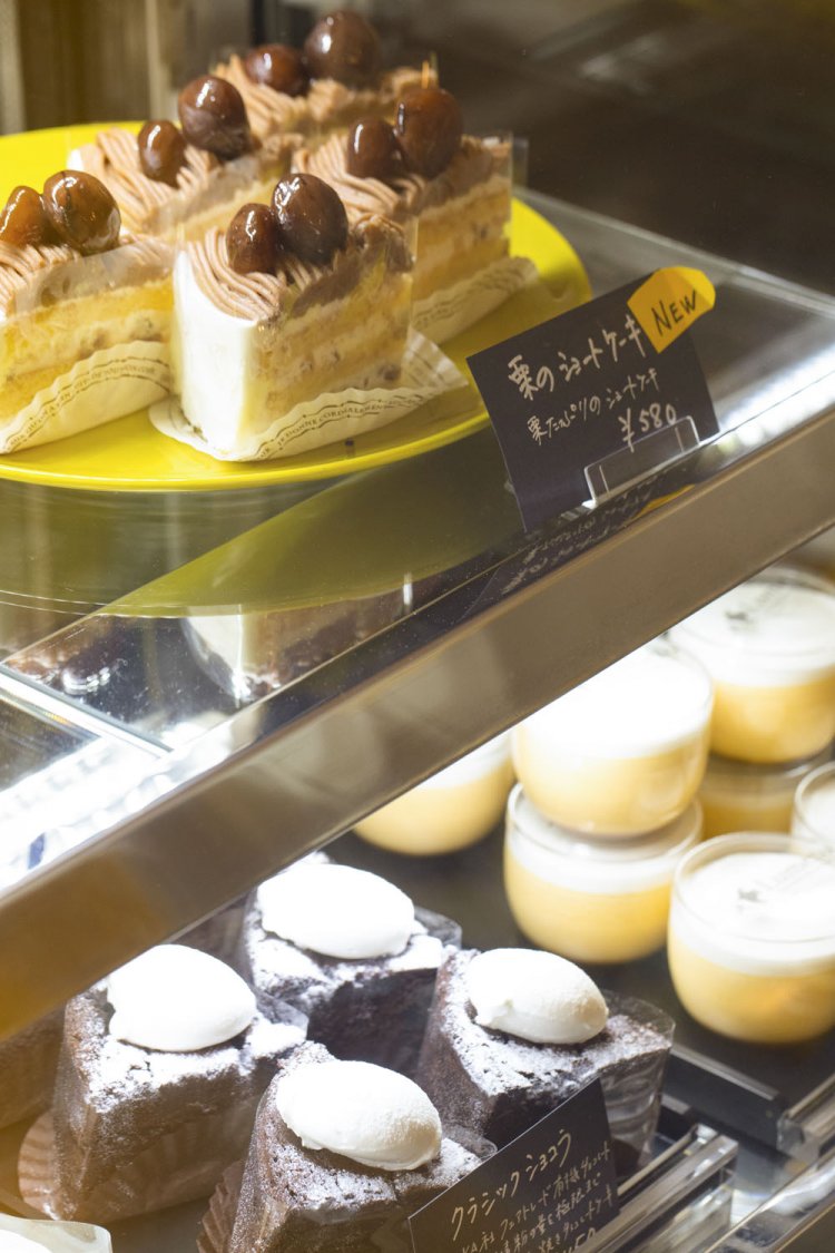 冷蔵ケースには、季節替わりのショートケーキやシュークリームなど。