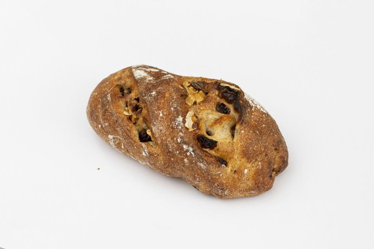 カンパーニュレーズン＆ノア356円。全粒粉の香ばしい生地にクルミやラムレーズンがぎっしり。