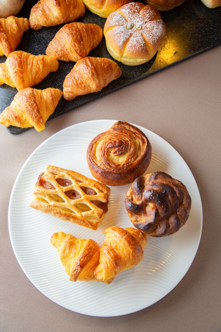 特製アップルパイ280円。安納芋のミニクロワッサン2個250円。甘栗のデニッシュ330円。鳴門金時のメープルパン350円。安納芋ペーストを練り込んだクロワッサンが一番人気。