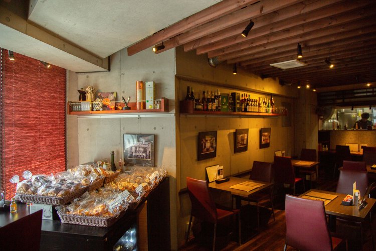 ランチは＋385円で1時間パン食べ放題に。