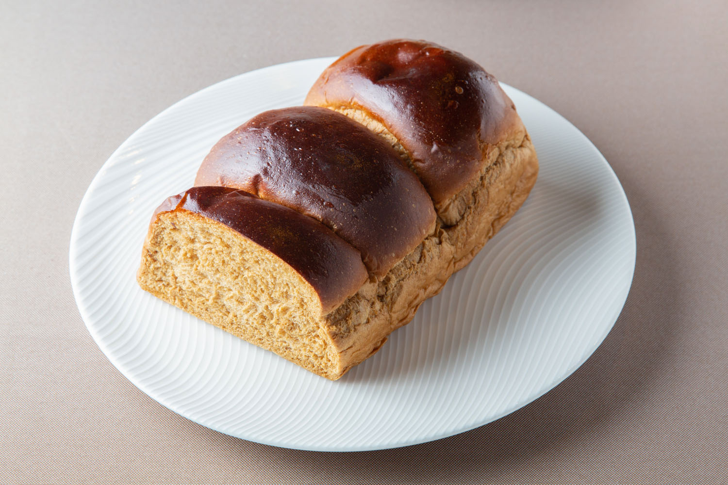 黒糖食パン1斤550円。北海道産強力粉を使ったふわふわの軽い食感。黒糖がほんのり香る。