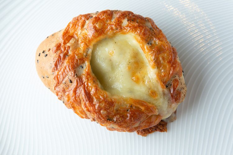 トレコン280円。生地にはゴマがたっぷり。ハチミツとチーズで深みのある味に。