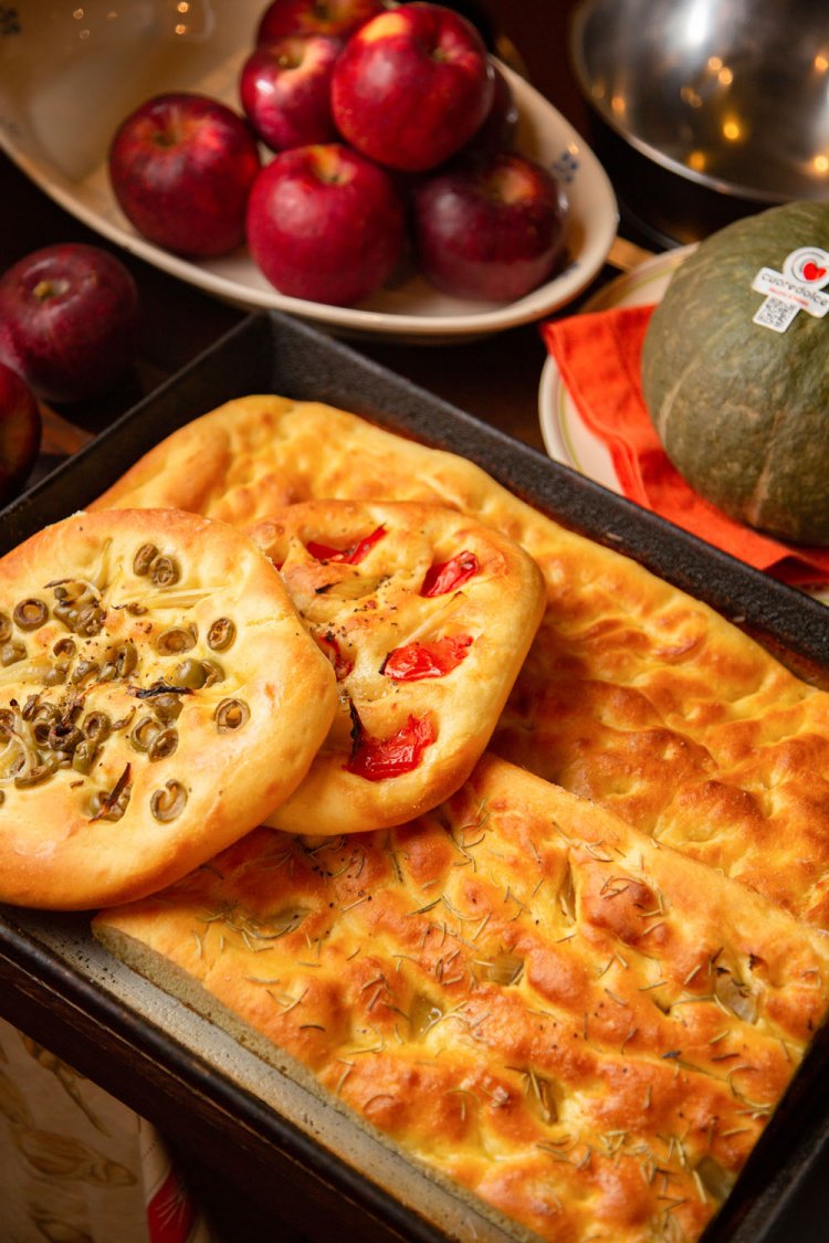 ジャガイモを練り込むことで表面がカリッと仕上がる。プレーン1ピース280円、オリーブとオニオン1枚650円など。