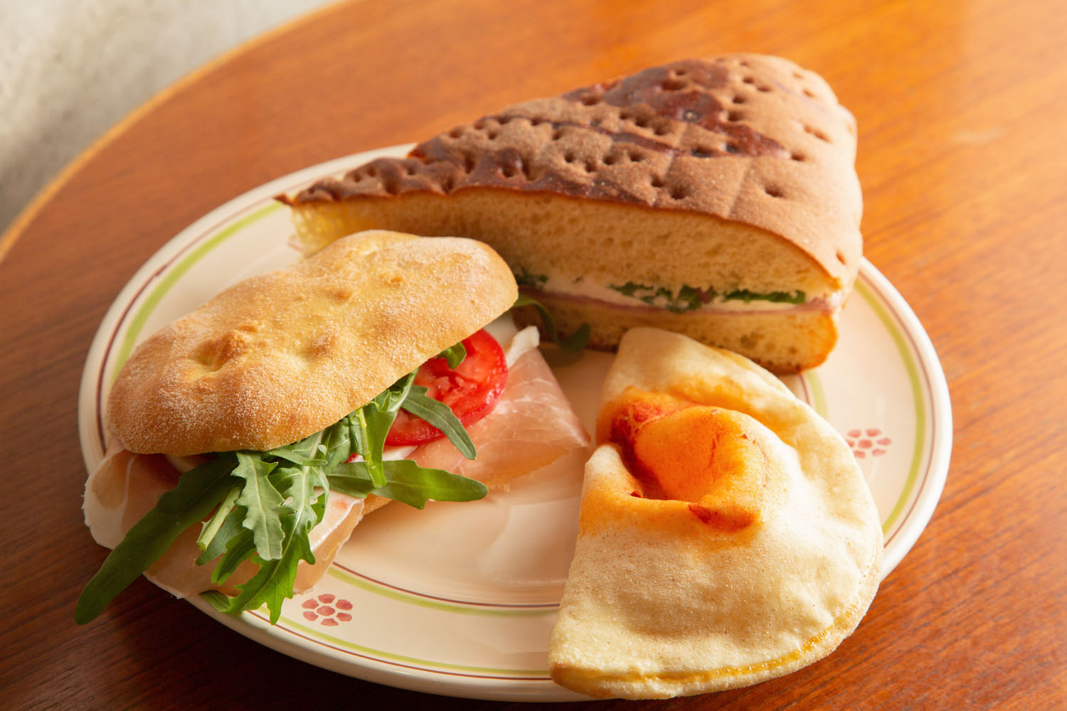 パニーニ600円。サンドイッチ420円。カルツォーネ400円。イタリアパンにはハムとチーズのシンプルな具がぴったり。